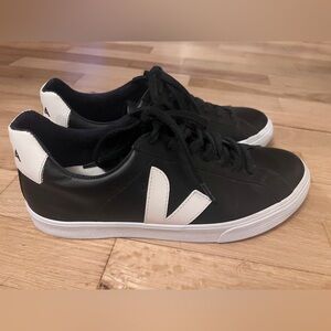 Veja Campo Sneakers, Black & White, Size 8